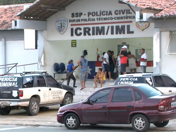 Nesta manhã, família permanecia na porta do IML à espera da liberação (Foto: Reprodução/TV Mirante)