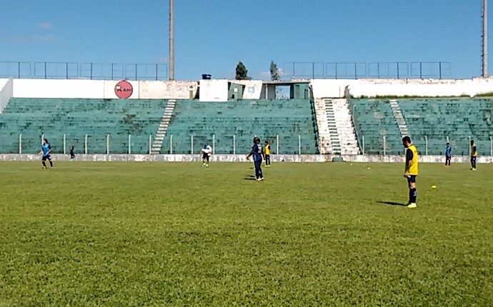 Londrina treinou no Estádio dos Pássaros, em Arapongas (Foto: Rodrigo Saviani)