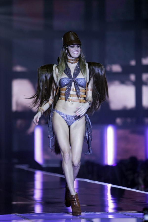 Isabelli Fontana no Risqué Dream Fashion Show 2013 (Foto: Alessandra Gerzoschkowitz / EGO)