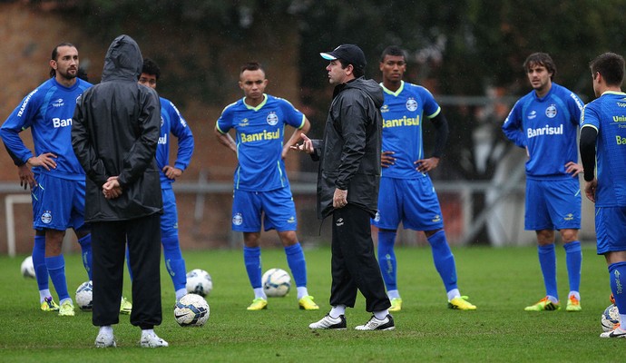 Enderson conversa com jogadores durante o treino (Foto: Lucas Uebel/Grêmio)