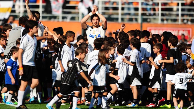 Alexandre Pato na entrada de campo (Foto: Marcos Ribolli)