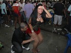 Solange Gomes leva mordida no bumbum em noite de samba
