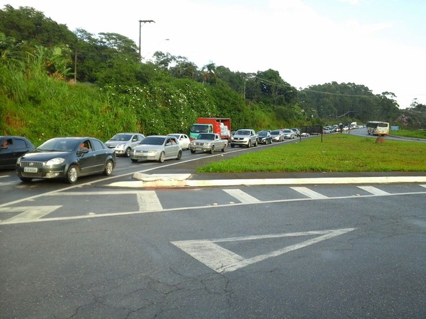 Mogi-Bertioga tem trânsito lento em quase toda a extensão. (Foto: Fernando Mancio/TV Diário) Mogi-Bertioga tem trânsito lento em quase toda a extensão. (Foto: Fernando Mancio/TV Diário)