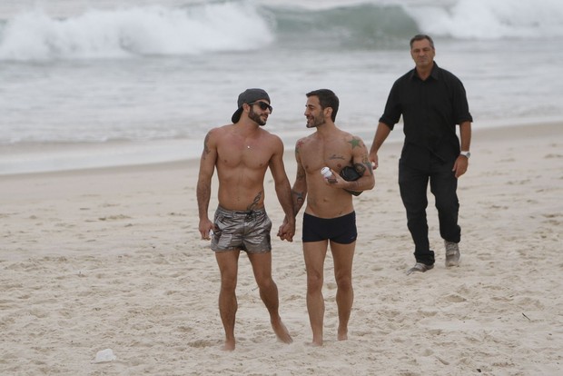 Marc Jacobs com o namorado em Ipanema (Foto: Gil Rodrigues/ Foto Rio News)