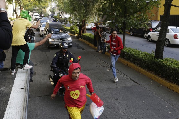 Fã fantasiado de Chapolin acompanha cortejo na Cidade do México (Foto: Reuters)
