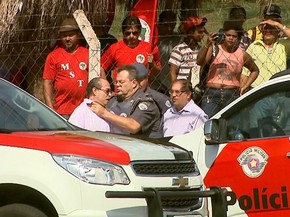 Major da PM estrangula jornalista durante reintegração de posse em Ribeirão Preto (Foto: Reprodução/EPTV)
