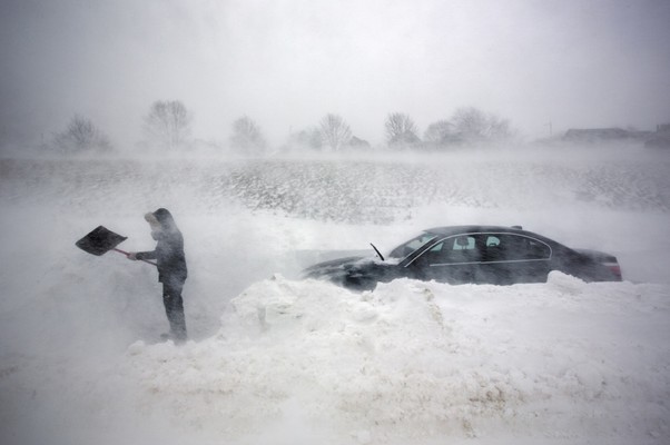 Tempestade de neve atinge a cidade de Portland, nos Estados Unidos (Foto: Robert F. Bukaty/AP)