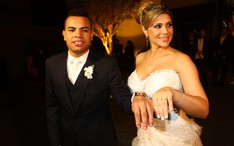 Após casamento, Dentinho e Dani Souza mostram suas alianças (Foto: Iwi Onodera / EGO)