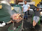 Argentinos assam parrilla em carrinho de supermercado no RS