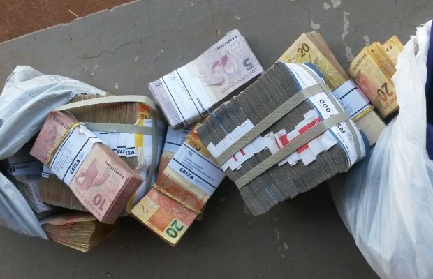 Dentro do avião foi encontrado cercar de R$ 500 mil que seriam de laranja de político do TO, em Piracanjuba, Goiás (Foto: Divulgação/Polícia Civil)