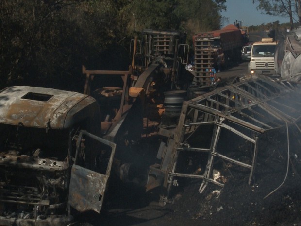 Carretas pegam fogo na BR-262, Minas Gerais (Foto: Reprodução/ TV Integração)
