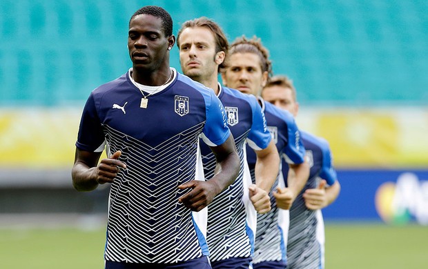 Eterno reserva e má fase: a pressão sobre o provável substituto de Balotelli