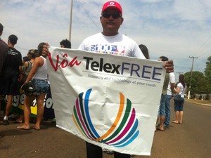 Manifestante foi às munido apenas de um cartaz com o bordão 'Voa, Telexfree'. (Foto: Renê Dióz/G1)