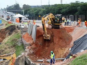 Pista da rodovia Anhanguera em Vinhedo, no interior de São Paulo, interditada no sentido interior na altura do km 75 após afundamentos por conta das chuvas. De acordo com a concessionária CCR, as obras de recuperação não ficarão prontas antes do carnaval (Foto: Luciano Claudino/Código 19/Estadão Conteúdo) Pista da rodovia Anhanguera em Vinhedo, no interior de São Paulo, interditada no sentido interior na altura do km 75 após afundamentos por conta das chuvas. De acordo com a concessionária CCR, as obras de recuperação não ficarão prontas antes do carnaval (Foto: Luciano Claudino/Código 19/Estadão Conteúdo)