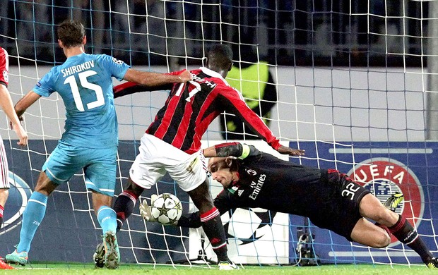 Abbiati faz defesa na partida do Milan contra o Zenit (Foto: EFE)