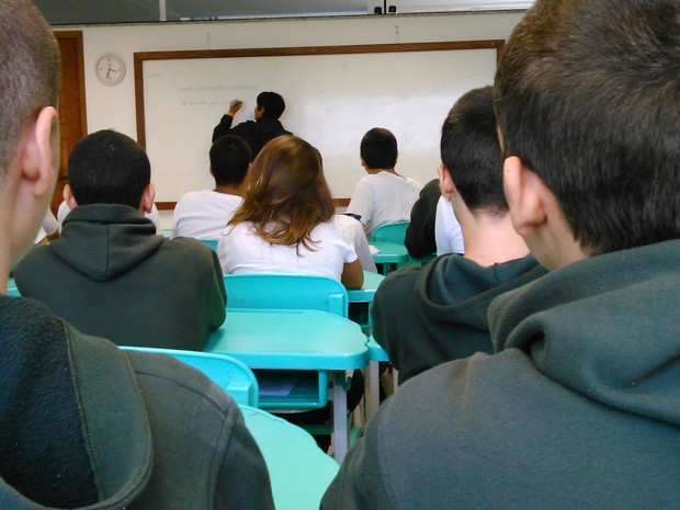 Alunos &#39;carecas&#39; assistem a aula da professora Norma, que teve câncer diagnosticado há um mês (Foto: Gabriel Barreira/G1)