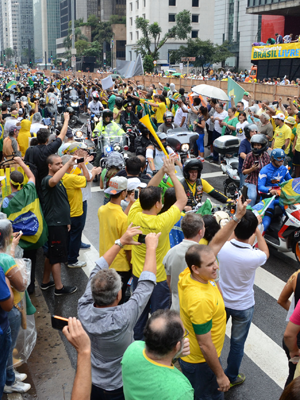 9 mil fecham os dois lados da 
Av. Paulista, de acordo com a PM (J. Duran Machfee/Estadão Conteúdo)