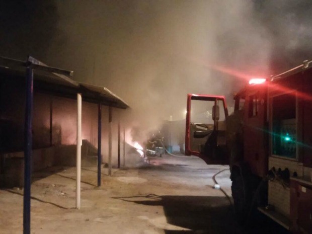 Bombeiros controlaram as chamas, mas veculos ficaram completamente destrudos (Foto: Corpo de Bombeiros/ Barra do Garas-MT)