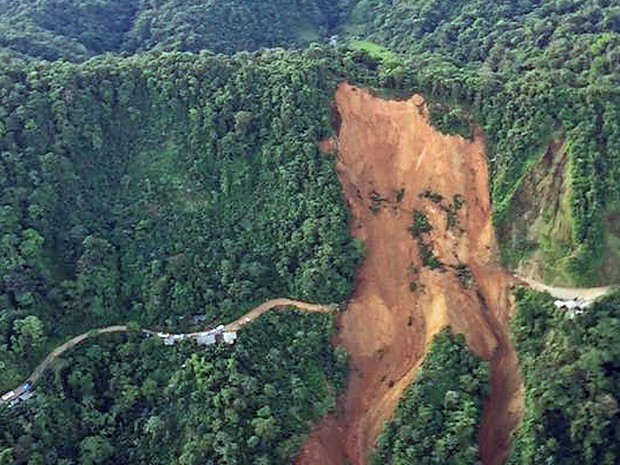 Visão geral de estrada atingida por deslizamento de terra na Colômbia (Foto: AFP Photo)