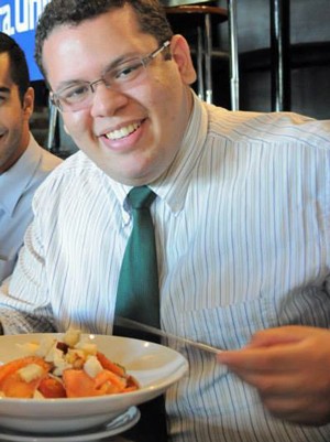 Foto registra Salomão, com 139 kg, com o primeiro prato de salada da mudança (Foto: Arquivo pessoal/Salomão Cunha Lima)