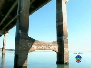 Marcas na estrutura de ponte mostram o quanto a Ã¡gua baixo (Foto: ReproduÃ§Ã£o / TV TEM)