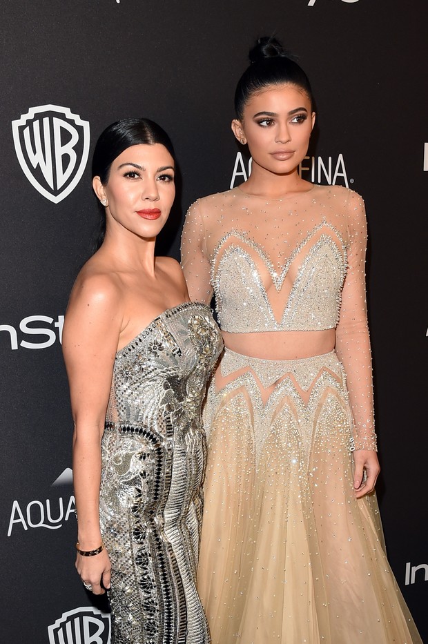 Kourtney Kardashian e Kylie Jenner em festa em Los Angeles, nos Estados Unidos (Foto: Jason Merritt/ Getty Images/ AFP)