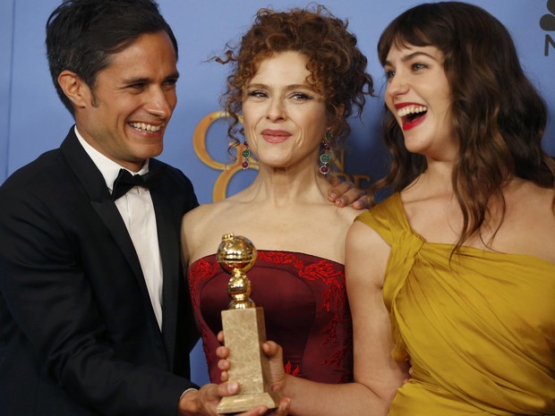 Gael García Bernal, Bernadette Peters e Lola Kirke recebem o Globo de Ouro de melhor série de comédia ou musical por 'Mozart in the jungle' (Foto: REUTERS/Lucy Nicholson)
