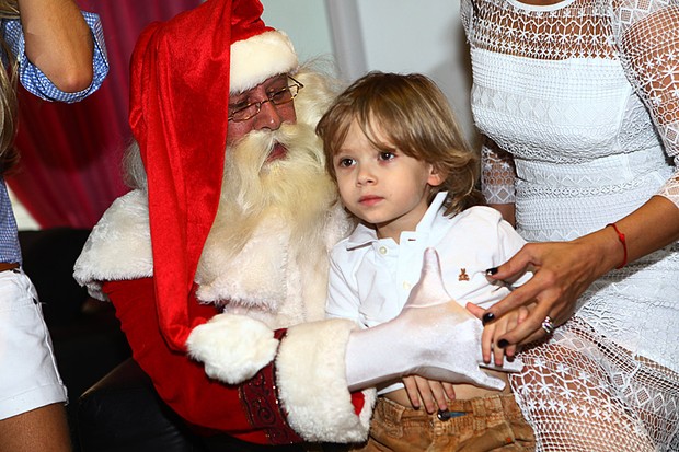 Vittorio Galisteu com o Papai Noel (Foto: Iwi Onodera / EGO)