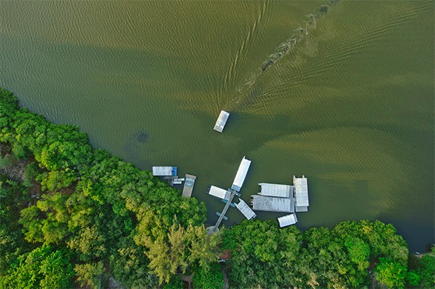 A Lagoa de Marapendi, na Barra da Tijuca, exibe o movimento de pequenas embarcações em seu píer (Foto: Pedro Farina e Gaivota.TV)