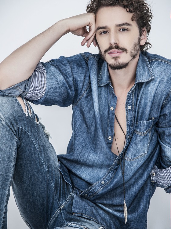 Gabriel Stauffer diz que gosta de personagens complicados como Claudio e torce para ele aceitar a transformação de Ivana (Foto: Vinícius Mochizuki)
