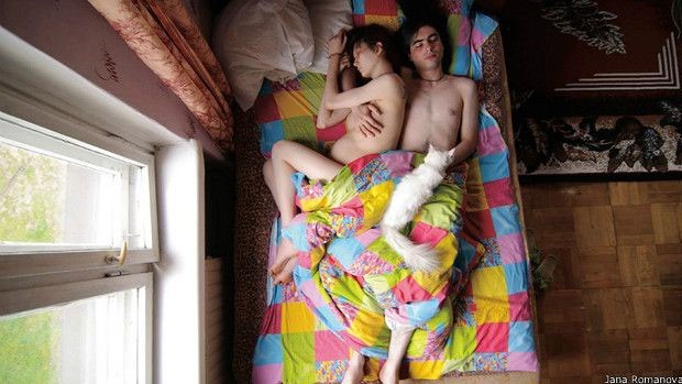 Segundo a artista, a maioria das pessoas retratadas têm entre 20 e 30 anos de idade e "fazem parte das últimas gerações nascidas antes do fim da União Soviética" (Foto: Jana Romanova) Segundo a artista, a maioria das pessoas retratadas têm entre 20 e 30 anos de idade e "fazem parte das últimas gerações nascidas antes do fim da União Soviética" (Foto: Jana Romanova)