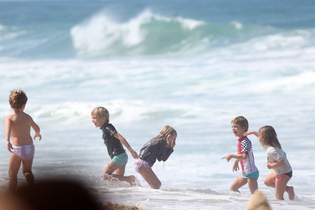 Fernanda Lima e Rodrigo Hilbert e os filhos na praia (Foto: Andre Freitas/agnews)