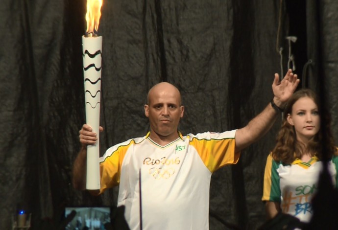 Gari e maratonista Edivino Correia tocha Londrina (Foto: Reprodução/RPC)