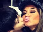 Mayra Cardi faz bico e ganha beijo do filho