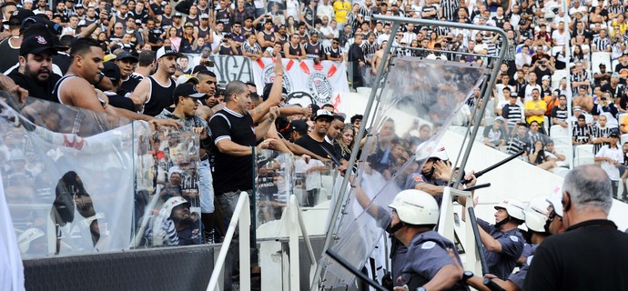 Confusão torcida polícia Corinthians x Palmeiras (Foto: Marcos Ribolli)