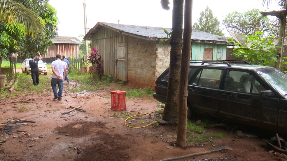 Policiais durante visita ao local de festa onde jovens foram mortos (Foto: José Manoel/Rede Amazônica)