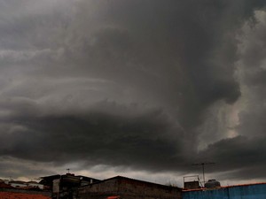 Nuvens carregadas na região de Artur Alvim, zona leste de São Paulo. (Foto: Gero/Futura Press)