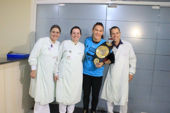 Cris Cyborg visita hospital doação sangue