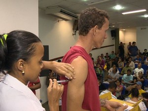 Vacinação contra a febre amarela aconteceu durante a noite em Vila Velha, no Espírito Santo (Foto: Reprodução/ TV Gazeta)