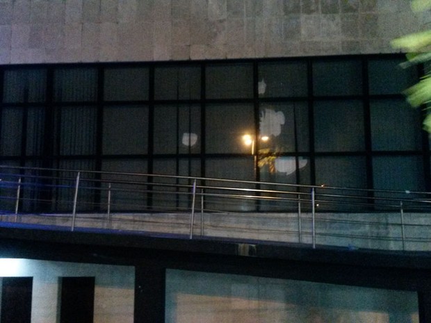 Vidraças da Assembleia Legislativa foram quebradas por manifestantes (Foto: Muriu Mesquita)