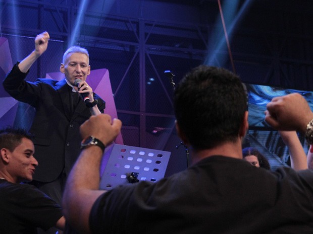 Padre canta sua nova música no programa 'Altas Horas' (Foto: Marcos Mazini/Gshow)