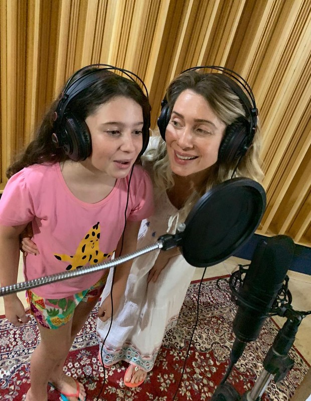 Leticia Spiller canta com a filha, Stella (Foto: Reprodução/Instagram) Leticia Spiller canta com a filha, Stella (Foto: Reprodução/Instagram)