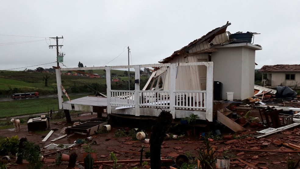 Temporal destelha casas em Ventarra, no Norte do RS (Foto: Claudia Alessi/RBS TV)