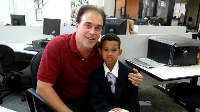 Lucas, o menino que quer ser jornalista, conhece a TV Tribuna (Foto: Fernanda Maciel)