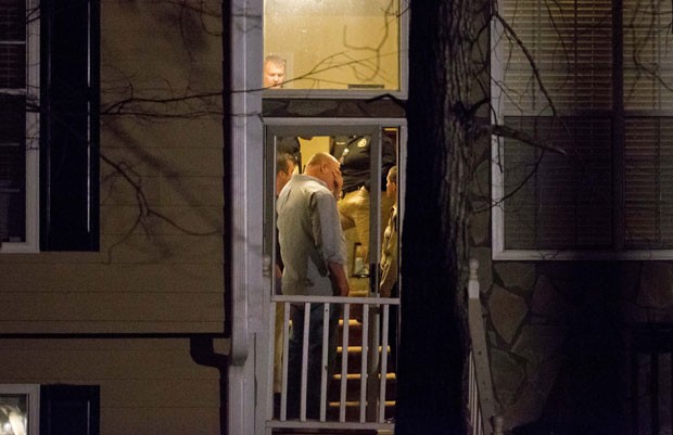 Policiais são vistos em casa onde homem matou quarto pessoas e se suicidou em seguida em Atlanta, nos EUA, neste sábado (7) (Foto: David Goldman/AP)