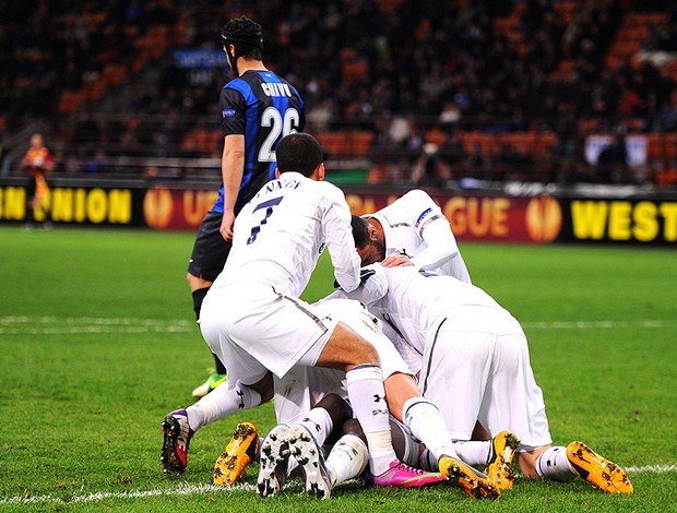  Emmanuel Adebayor gol Tottenham Inter de Milão (Foto: Getty Images)