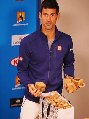 Novak Djokovic come chocolate na primeira entrevista coletiva do ano (Foto: Michael Dodge/Getty Images)
