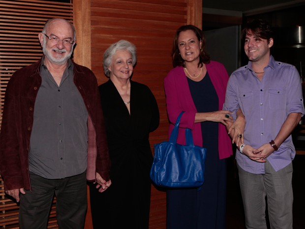 O diretor de dramaturgia diária Silvio de Abreu e sua esposa também marcaram presença (Foto: Felipe Monteiro/ Gshow)