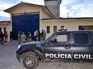 Polícia monta operação de segurança para receber suspeitos no Presídio PB1 (Foto: Walter Paparazzo/G1)