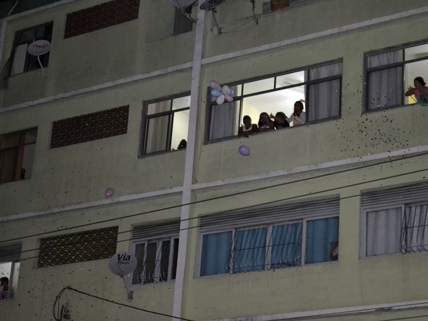 Moradores de Vila Velha deram apoio a romeiros e jogaram papeis picados da janela, Festa da Penha Espírito Santo (Foto: Viviane Machado/ G1 ES)